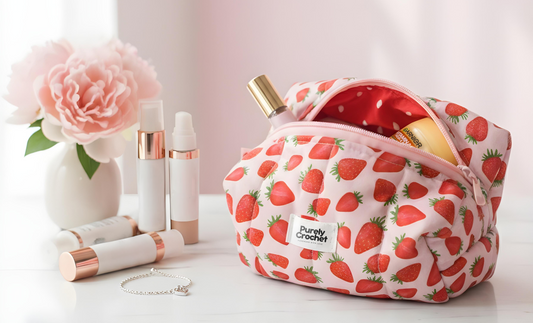 bolsa de maquiagem, com padrão tecido morangos, rosa, nécessaire