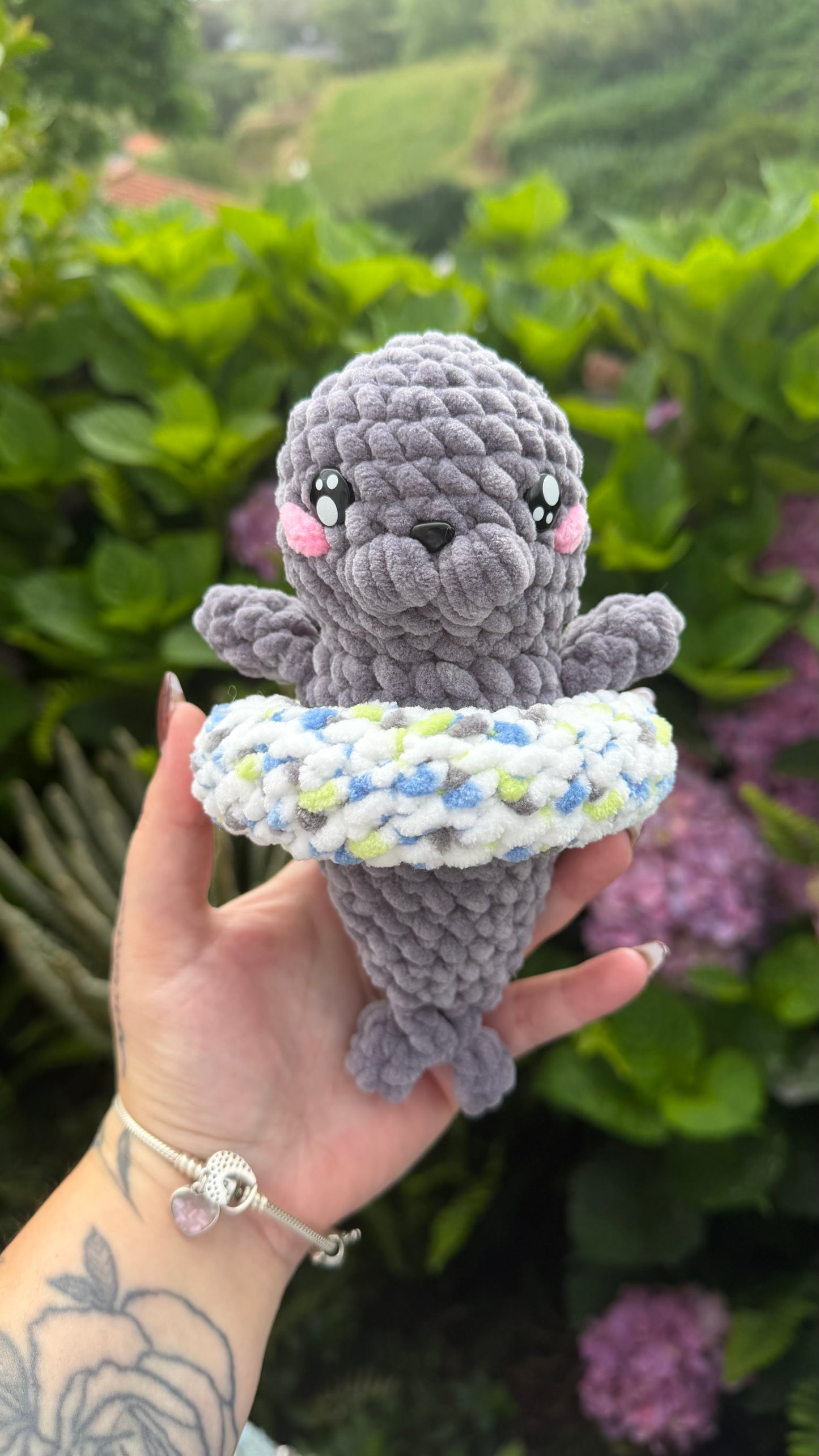 Peluche foca amigurumi crochê com boia frente