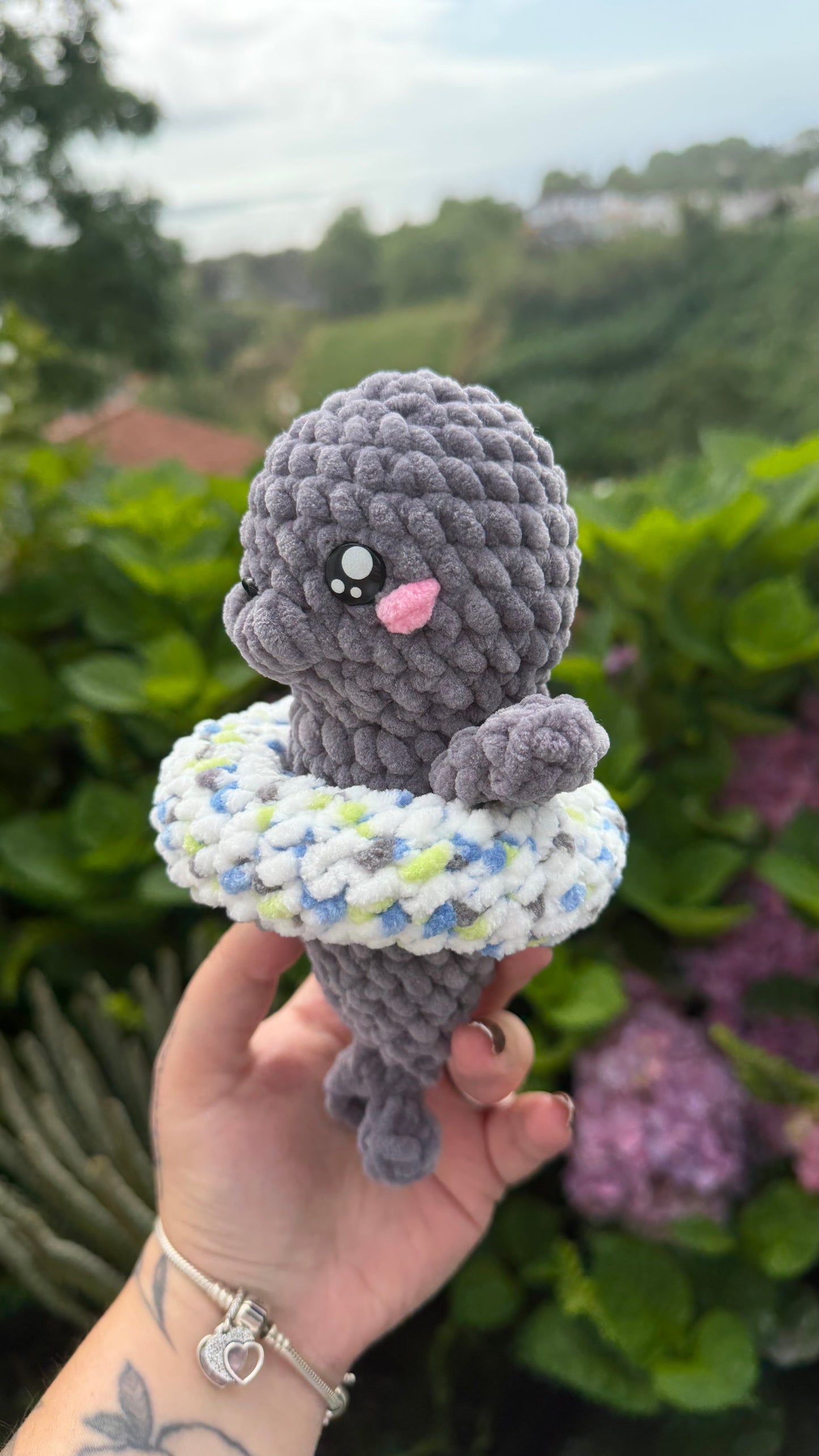 Peluche foca amigurumi crochê com boia lado