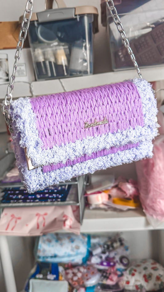 Bolsa tiracolo crochet de rede lilás e branco com corrente prateada – vista frontal