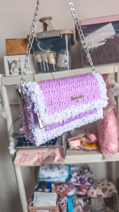 Bolsa crochet lilás e branco pendurada – vista frontal aproximada