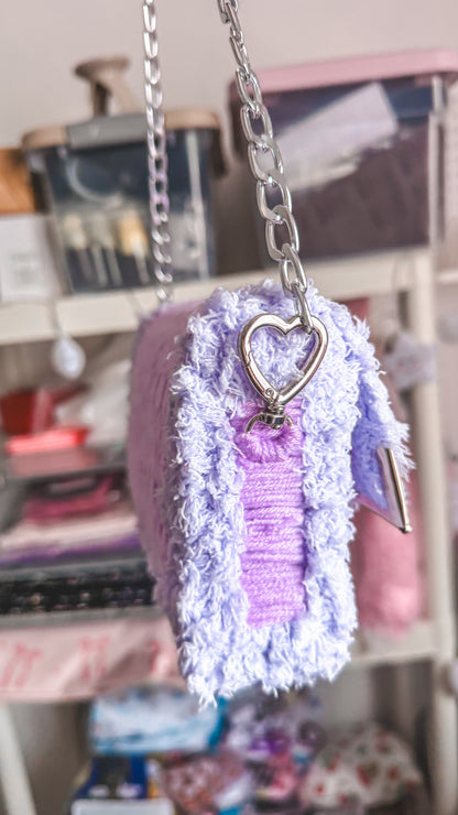 Detalhe do fecho em coração prateado da bolsa crochet