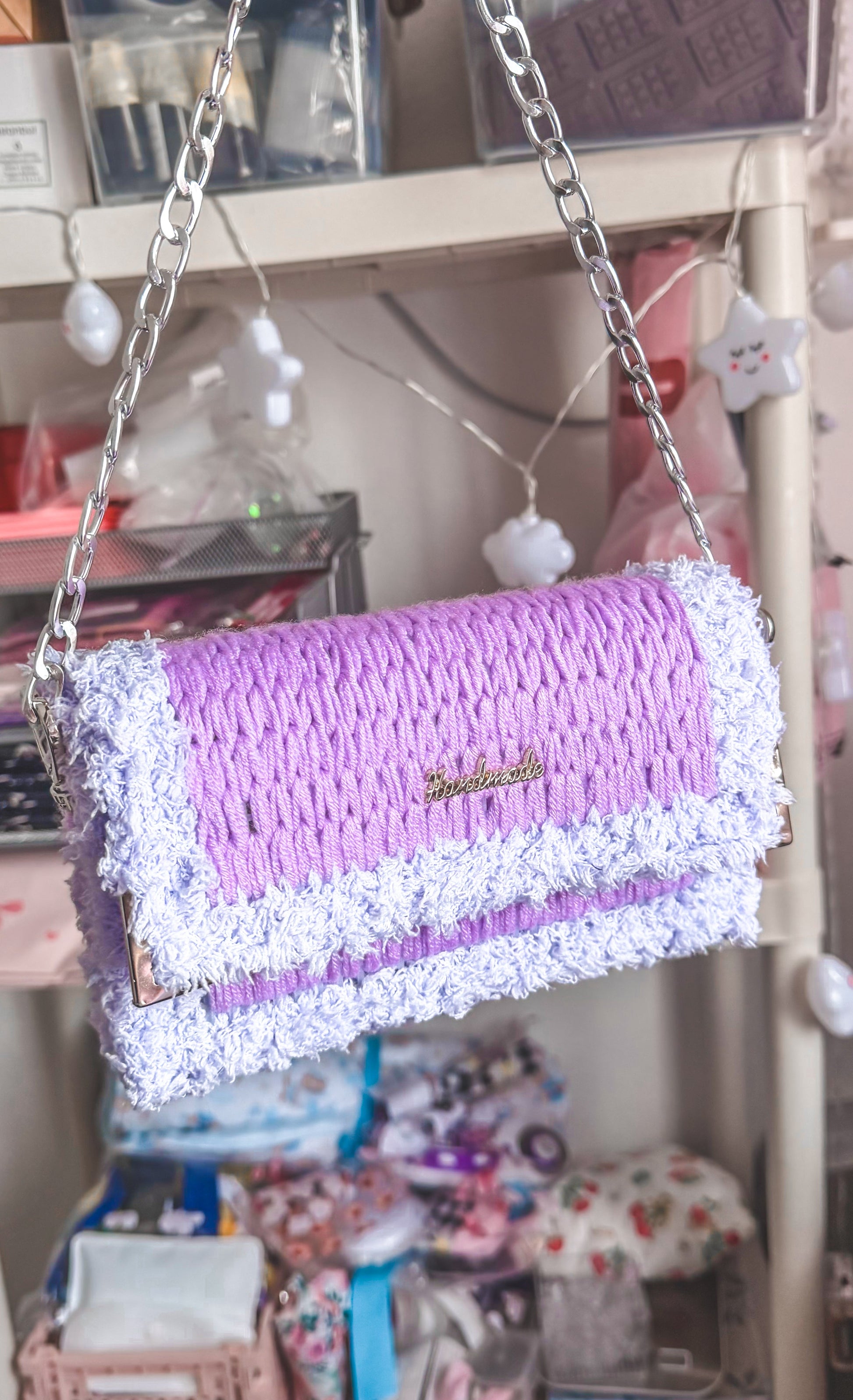 Bolsa tiracolo crochet lilás – vista lateral direita