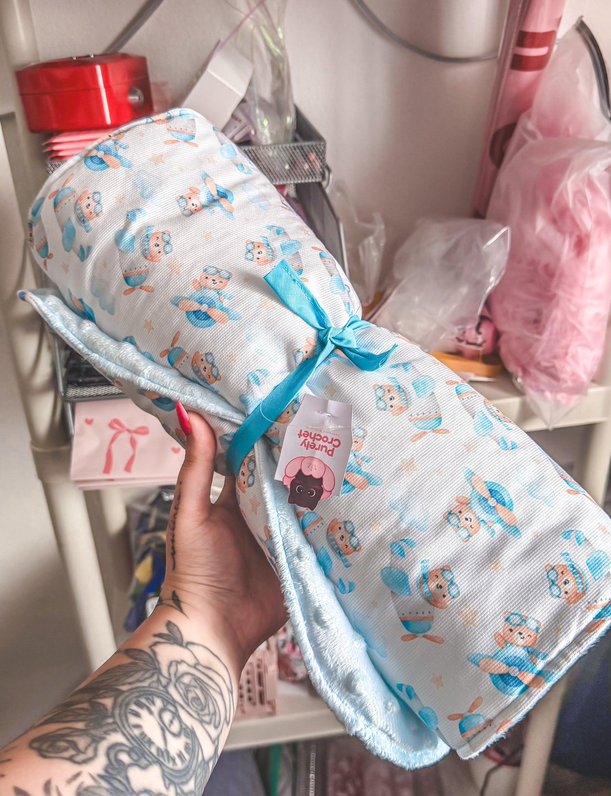 Conjunto cama de boneca acolchoado azul com almofada e bolsa – ursinhos aviadores