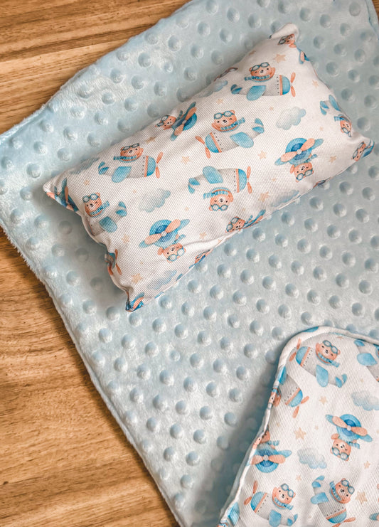 Detalhe do tecido minky acolchoado azul com estampado de ursinhos aviadores