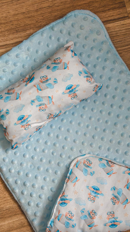 Conjunto cama de boneca aberto mostrando forro estampado com ursinhos aviadores