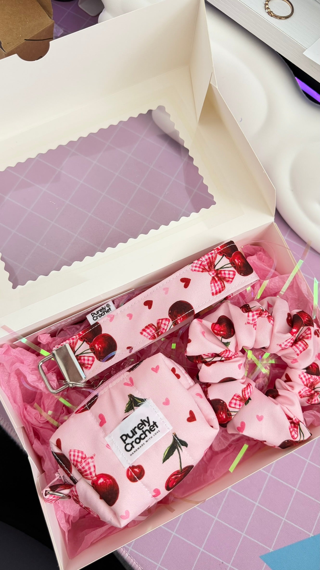 caixa rosa com bolsa acolchoada , srunchies e porta-chaves